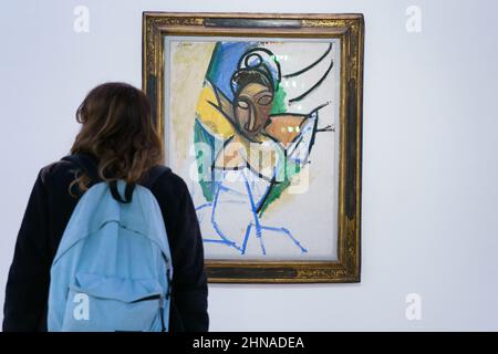 Madrid, Spanien. 15th. Februar 2022. Die Besucher beobachten das Gemälde „Frau“ der Sammlung Fondation Beyeler während der Ausstellung „Picasso Faces and Figures“ in der Königlichen Akademie der Schönen Künste in Madrid.die Ausstellung basiert auf den vielfältigen und ausdrucksstarken Darstellungen von Körpern, Gesichtern und Erscheinungen in einer ausgewählten Gruppe von Werken von Pablo Picasso, Bietet eine beispielhafte Perspektive auf seine umfangreiche Produktion, vom Proto-Kubismus bis zu seinen späten Kreationen. (Foto: Atilano Garcia/SOPA Images/Sipa USA) Quelle: SIPA USA/Alamy Live News Stockfoto