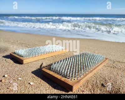 SADHU-Bretter am Meeresstrand aus nächster Nähe. Yoga-Instrument für Entspannung, Achtsamkeit und Stressabbau Stockfoto