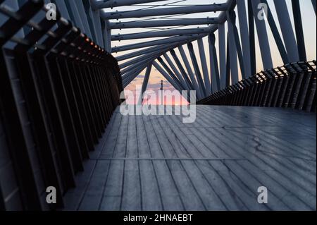 Gebogene Brücke der ursprünglichen Architektur. Die Brücke befindet sich im Süden von Netanya über die Ben Gurion Street und ist für Fußgänger und Zykli bestimmt Stockfoto