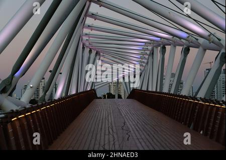 Gebogene Brücke der ursprünglichen Architektur. Die Brücke befindet sich im Süden von Netanya über die Ben Gurion Street und ist für Fußgänger und Zykli bestimmt Stockfoto