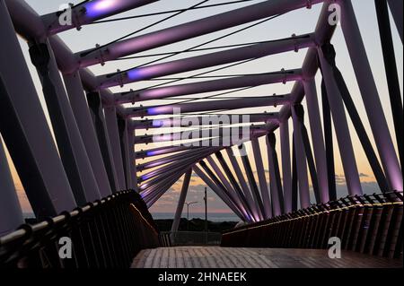 Gebogene Brücke der ursprünglichen Architektur. Die Brücke befindet sich im Süden von Netanya über die Ben Gurion Street und ist für Fußgänger und Zykli bestimmt Stockfoto