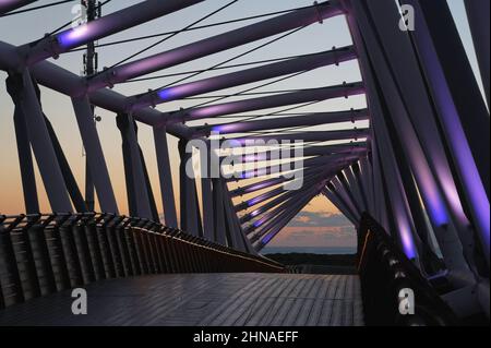 Gebogene Brücke der ursprünglichen Architektur. Die Brücke befindet sich im Süden von Netanya über die Ben Gurion Street und ist für Fußgänger und Zykli bestimmt Stockfoto