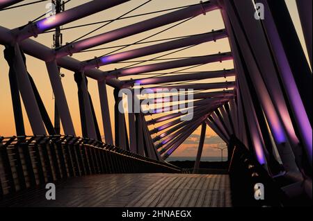 Gebogene Brücke der ursprünglichen Architektur. Die Brücke befindet sich im Süden von Netanya über die Ben Gurion Street und ist für Fußgänger und Zykli bestimmt Stockfoto