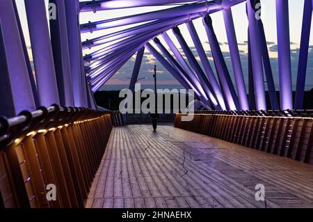 Gebogene Brücke der ursprünglichen Architektur. Die Brücke befindet sich im Süden von Netanya über die Ben Gurion Street und ist für Fußgänger und Zykli bestimmt Stockfoto