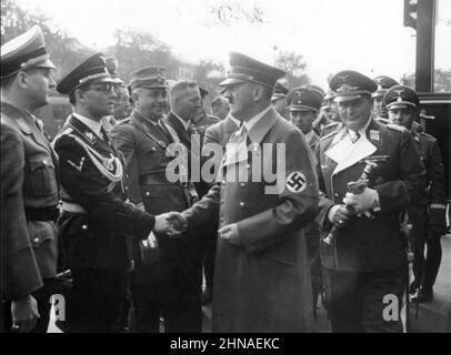 PHILIP BOULER (1899-1945) schüttelt sich mit Hitler die Hände. Hochrangiger Nazi-Parteifunktionär und SS-Mitglied, verantwortlich für die Tötungen der Aktion T4. Goering und Goebbels sind bhind Hitler. Stockfoto