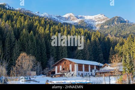 Sonnige Landschaft mit Scheune um die Gemeinde Unsere Liebe Frau im Walde-St. Felix in Südtirol im Winter Stockfoto