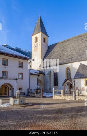 Sonnige Landschaft mit Kirche in einer Gemeinde namens Unsere Liebe Frau im Walde-St. Felix in Südtirol in Norditalien zur Winterzeit Stockfoto