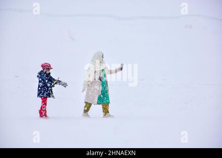 Gulmarg, Indien. 15th. Februar 2022. Die Besucher fotografieren bei einem Schneefall in Gulmarg, Kaschmir. Kredit: SOPA Images Limited/Alamy Live Nachrichten Stockfoto