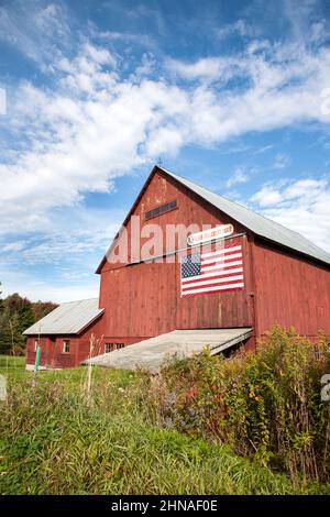 Rote Scheune mit der amerikanischen Flagge, Woodstock, Vermont VT USA USA Vereinigte Staaten, Amerika Stockfoto