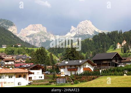 Dörfer in den Dolomiten Bergregionen mit Dolomitengipfeln, Südtirol, Italien Stockfoto