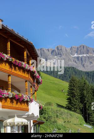 Balkonblumen auf einem traditionellen Alpenhaus in den Alpen Stockfoto