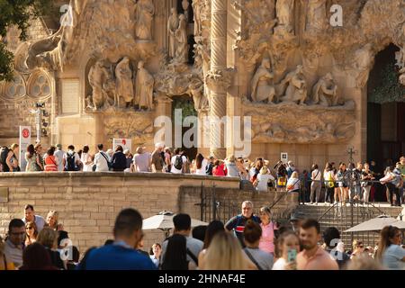 BARCELONA, SPANIEN - 25th. September 2018: Touristen, die Schlange stehen, um die Kirche Sagrada Familia zu betreten, Antonio Gaudis architektonisches Meisterwerk, ist noch immer un Stockfoto