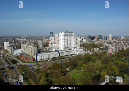 Panoramablick auf das Stadtbild von Rotterdam, Niederlande mit dem Erasmus MC Medical Center Stockfoto