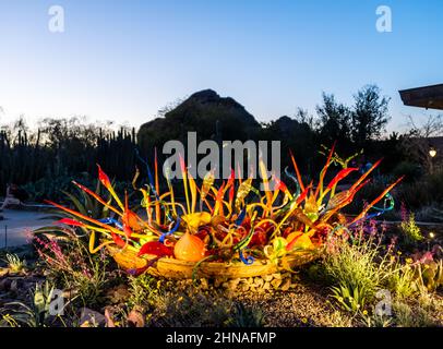 Chihuly in the Garden, Fiori Boat, 2018 in der Nacht Stockfoto