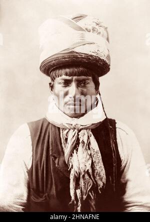 Billy Bowlegs III, alias Billy Fewell oder Cofehapkee (1862–1965), ein älterer Seminoler (ebenfalls afroamerikanischer Abstammung) und Stammeshistoriker, in einem Porträt von Arthur P. Lewis aus dem Jahr c1895. Bowlegs war der Enkel von Osceola und war Mitglied des Schlangenclans. Stockfoto