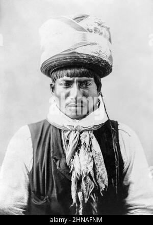 Billy Bowlegs III, alias Billy Fewell oder Cofehapkee (1862–1965), ein älterer Seminoler (ebenfalls afroamerikanischer Abstammung) und Stammeshistoriker, in einem Porträt von Arthur P. Lewis aus dem Jahr c1895. Bowlegs war der Enkel von Osceola und war Mitglied des Schlangenclans.