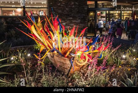 Chihuly in the Garden, Fiori Boat, 2018 in der Nacht Stockfoto