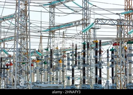 Ein Fragment eines elektrischen Umspannwerks mit vielen Drähten und dielektrischen Isolatoren. Stockfoto