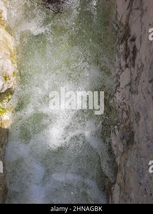 Hintergrund des Mineralwasserflusses aus einer Quelle in Pamukkale, Türkei. Wasser mit einem hohen Kalkgehalt. Stockfoto