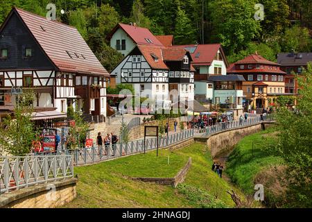 KURORT RATHEN, DEUTSCHLAND - 29th. April 2018: Dorf Rathen in der Sächsischen Schweiz Nationalpark, beliebtes Reiseland in Deutschland Stockfoto