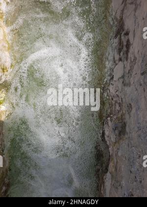 Hintergrund des Mineralwasserflusses aus einer Quelle in Pamukkale, Türkei. Wasser mit einem hohen Kalkgehalt. Stockfoto