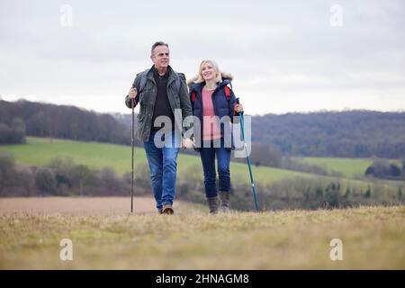 Reifes Paar Geht Mit Wanderstöcken Durch Die Herbst- Oder Winterlandschaft Stockfoto