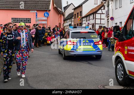 Bornheim, Nordrhein-Westfalen, Deutschland - 22. Februar 2020: Polizeiauto sorgt während der Karnevalsparade für Sicherheit, während die Menschen feiern. Stockfoto