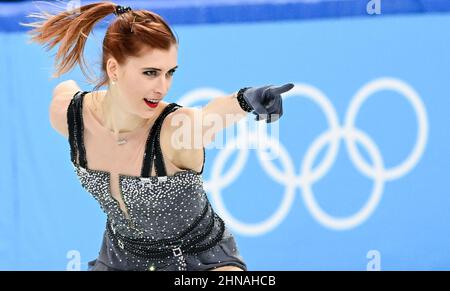 Peking, China. 15th. Februar 2022. Eliska Brezinova aus Tschechien tritt während des Einzelskating-Kurzprogramms für Eiskunstlauferinnen im Capital Indoor Stadium in Peking, der Hauptstadt Chinas, am 15. Februar 2022 auf. Kredit: Ma Ning/Xinhua/Alamy Live Nachrichten Stockfoto