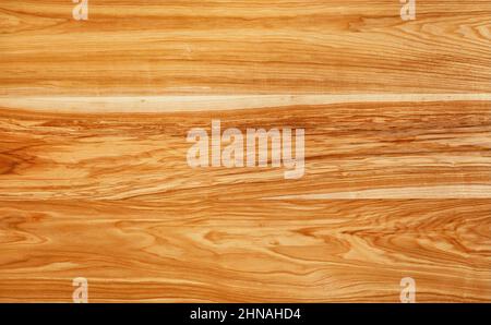 Schönes europäisches Walnussplankenmuster in Form einer glatten Holzoberfläche mit horizontalen Maserungen. Stockfoto