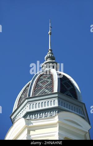 Opatija, Kroatien, 22. Januar 2022. Die Spitze des historischen Gebäudeturms ist mit bunten Dachziegeln und einem Blitzableiter oben bedeckt Stockfoto