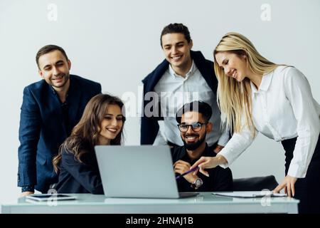 Young Coach Lehre Mitarbeiter Gruppe Analyse Online-Projekt erklären Geschäftsstrategie Sprechen Training diverse Corporate Team mit Laptop verwenden Stockfoto