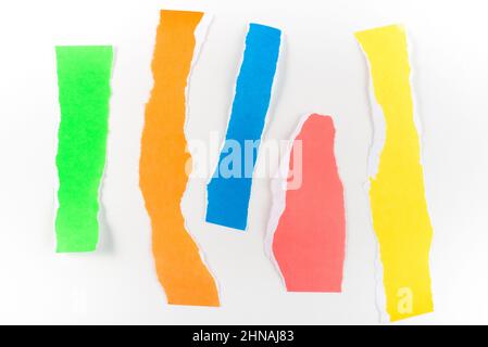 Zerrissene Papierstreifen in Neonfarbe isoliert auf weißem Hintergrund. Stockfoto