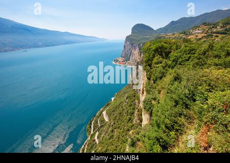 Luftaufnahme vom Aussichtspunkt Terrazza del Brivido auf den Gardasee Stockfoto