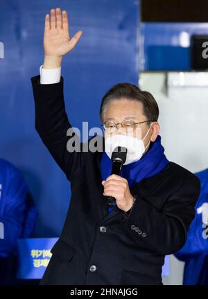 Seoul, Südkorea. 15th. Februar 2022. Der südkoreanische Präsidentschaftskandidat Lee Jae-myung von der Demokratischen Partei spricht während eines Präsidentschaftswahlkampfes in Seoul, Südkorea, am 15. Februar 2022. Der südkoreanische Präsidentschaftswahlkampf startete offiziell am Dienstag für einen 22-tägigen Lauf vor den Wahlen am 9. März. Kredit: James Lee/Xinhua/Alamy Live Nachrichten Stockfoto