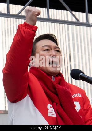 Seoul, Südkorea. 15th. Februar 2022. Der südkoreanische Präsidentschaftskandidat Yoon Suk-yeol von der People Power Party spricht während eines Präsidentschaftswahlkampfs in Seoul, Südkorea, am 15. Februar 2022. Der südkoreanische Präsidentschaftswahlkampf startete offiziell am Dienstag für einen 22-tägigen Lauf vor den Wahlen am 9. März. Kredit: James Lee/Xinhua/Alamy Live Nachrichten Stockfoto