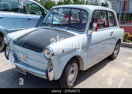 Benevagienna, Cuneo, Italien - 10. April 2016: Autobianchi Bianchina Berlinein Oldtimer (1968) während eines Treffens historischer Autos. Stockfoto