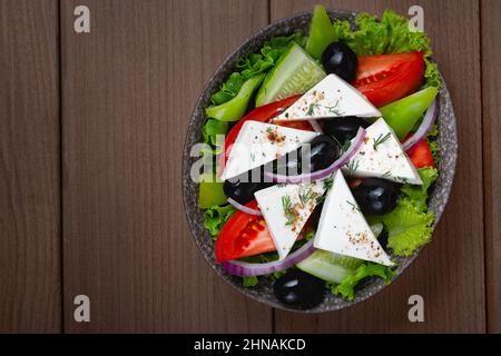 Griechischer Salat mit frischem Gemüse und Schafskäse Stockfoto