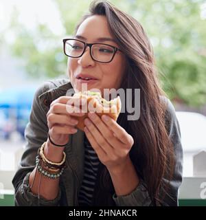 Essen unterwegs. Studenten essen zusammen eine Mahlzeit. Stockfoto