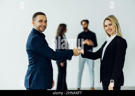 Geschäft Leute die Hände schütteln, bis Beendigung einer Versammlung Stockfoto