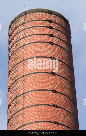Nahaufnahme eines alten Industrieschornsteins aus roten Ziegeln in Ede in den Niederlanden Stockfoto