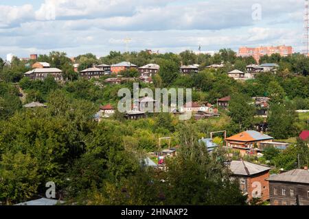 Schöne Aussicht auf Tomsk, die als eine der ältesten Städte Sibiriens gilt. Holzarchitektur und Grünfläche. Russische Föderation Stockfoto