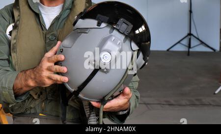 Flughafen Gran Canaria Gando Kanarische Inseln Spanien OCTOBER, 21, 2021 moderner technologischer und ausgeklügelter Helm eines modernen militärischen Kampfjet-Piloten Stockfoto