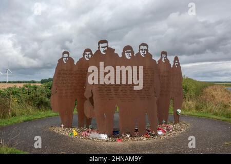 Das 158 Squadron Memorial von Peter W Taylor, in der Nähe des Standorts der ehemaligen Basis von RAF Lissett (aus dem Zweiten Weltkrieg), Humberside, Großbritannien. Stockfoto