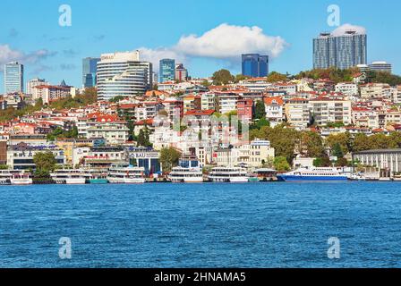 ISTANBUL, TÜRKEI - 9th. Oktober 2019: Echte Architektur am Ufer des Bosporus, beliebtes Reiseziel und wichtiger Durchgang zwischen der EU Stockfoto