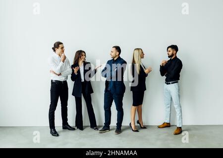 Glücklich lächelnde multi-ethnische Business Team im Büro Stockfoto