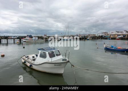 Gesamtansicht der Boote, die im Hafen von Bridlington, East Yorkshire, Großbritannien, festgemacht sind. Stockfoto