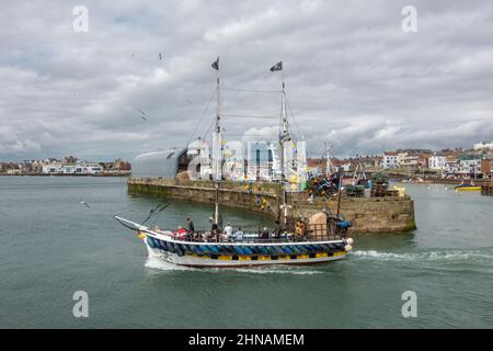 Das Piratenschiff-Boot mit Abfahrt vom Hafen in Bridlington, East Yorkshire, Großbritannien. Stockfoto