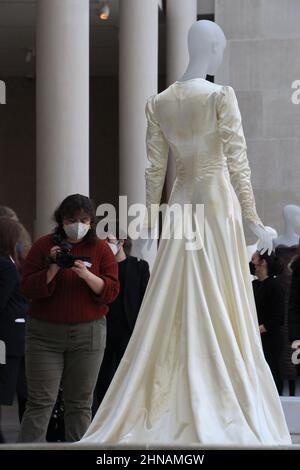 New York, USA. 15th. Februar 2022. Ein Hochzeitskleid aus dem Jahr 1941 von Designerin Ann Lowe, das Teil der Ausstellungseröffnung im Mai im New Yorker Metropolitan Museum sein wird. Quelle: Christina Horsten/dpa/Alamy Live News Stockfoto