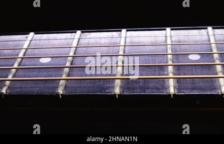 Details eines akustischen Gitarrenhalses und Griffbretts. Stockfoto