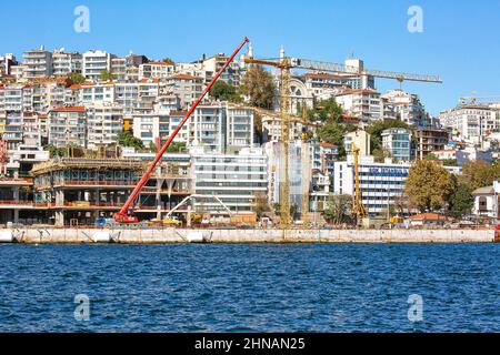 ISTANBUL, TÜRKEI - 9th. Oktober 2019: Echte Architektur am Ufer des Bosporus, beliebtes Reiseziel und wichtiger Durchgang zwischen der EU Stockfoto